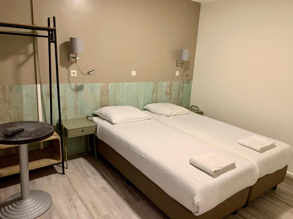 A double room at Hotel Damrak Inn
